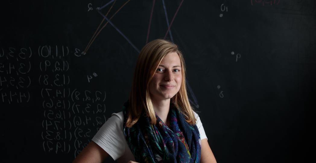 俄亥俄州北部大学数学专业大四学生雷切尔·利布雷希特与她的一些作品合影.