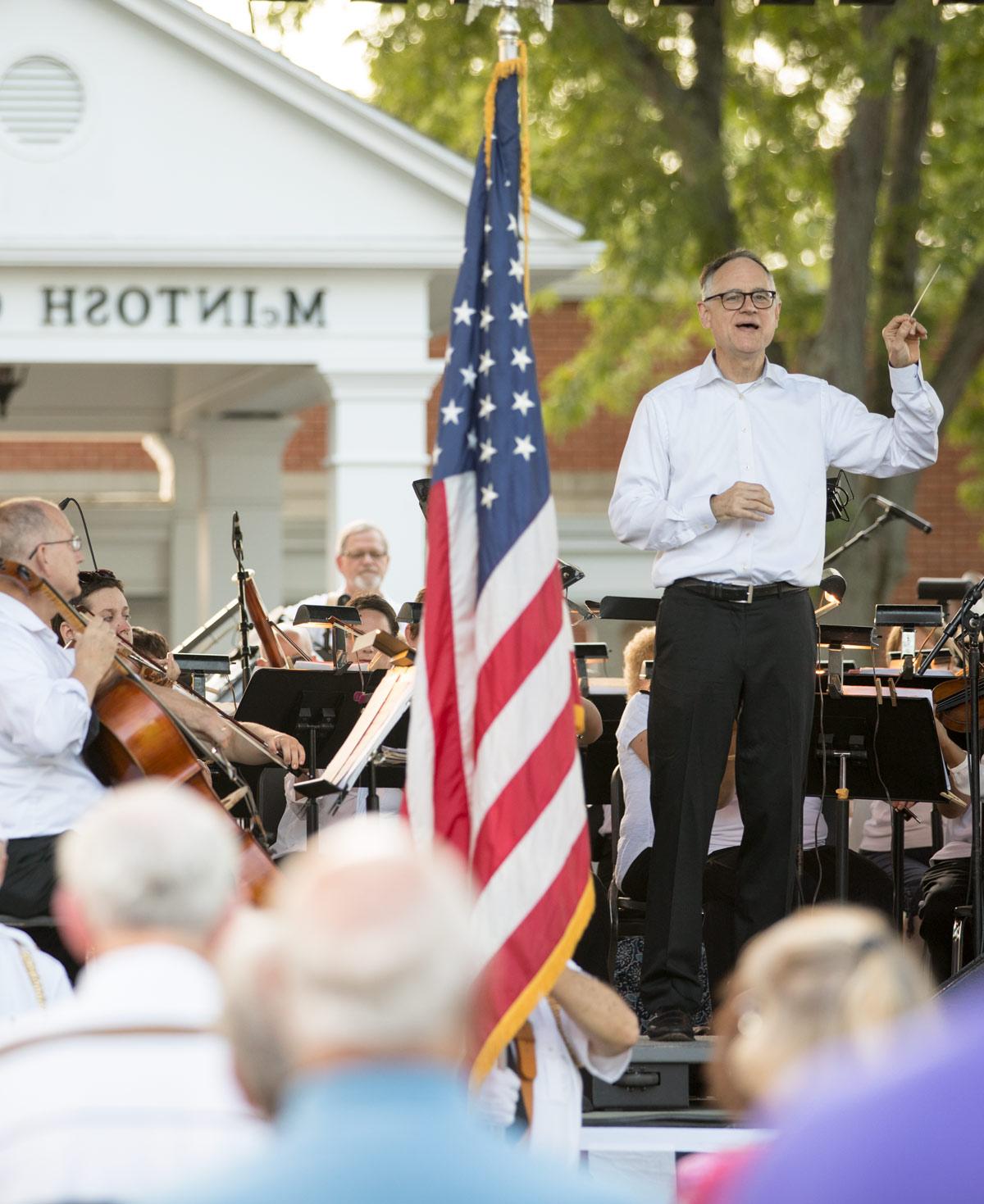 利马交响乐团在金莎3777校园的麦金托什中心外演奏了一场“爱国流行”音乐会. 